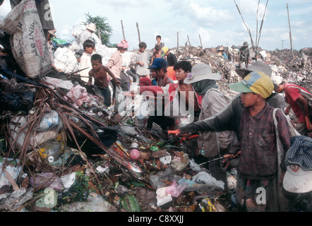 Bambino operai lavorano su Stung Meanchey municipal discarica a Phnom Penh in Cambogia. Foto Stock