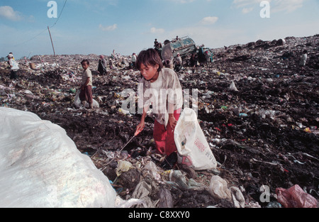 Bambino operai lavorano su Stung Meanchey municipal discarica a Phnom Penh in Cambogia. Foto Stock