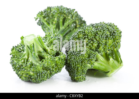 Broccoli su uno sfondo bianco. Foto Stock