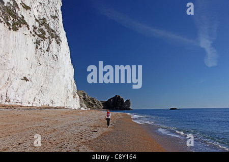 Guardando ad est verso la porta di Durdle da sotto le scogliere di gesso di testa Swyre sul patrimonio mondiale costa in Dorset England Regno Unito Foto Stock