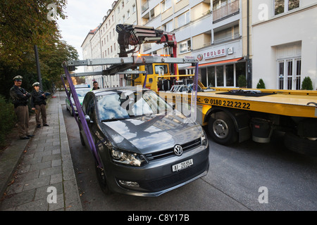 Germania - Monaco, illegalmente parcheggiato auto viene trainato Foto Stock