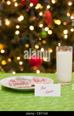 Stati Uniti d'America, Illinois, Metamora, biscotti, latte e nota a Santa Claus, albero di Natale in background Foto Stock