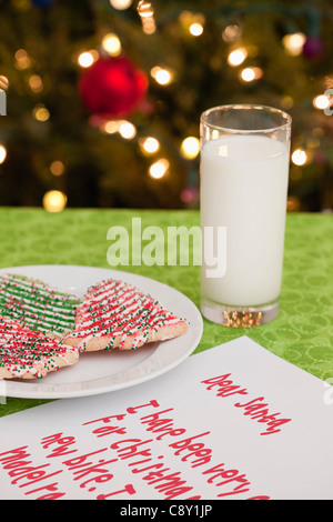 Stati Uniti d'America, Illinois, Metamora, biscotti, latte e nota a Santa Claus, albero di Natale in background Foto Stock