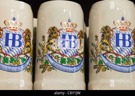 In Germania, in Baviera, Monaco di Baviera, Hofbrauhaus Souvenir Steins birra Foto Stock