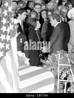 Il presidente Nixon offrendo condoglianze a Lady Bird Johnson con scrigno in primo piano. LBJ cerimonie funebri Foto Stock