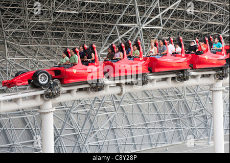 Roller Coaster in Ferrari World theme park in Abu Dhabi Emirati Arabi Uniti Emirati Arabi Uniti Foto Stock