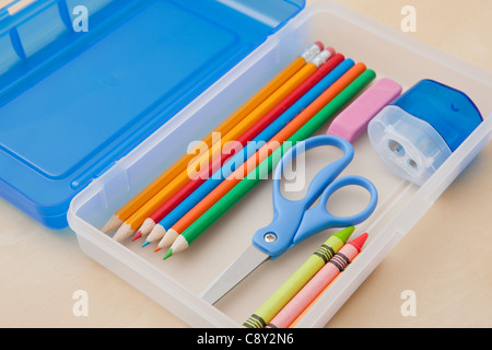 Studio shot multicolore di matite colorate e un paio di forbici in caso di matita Foto Stock