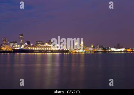 Queen Mary 2 ormeggiata, Liverpool Foto Stock