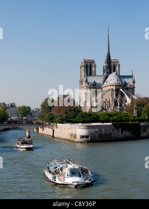 I turisti barche sul Fiume Senna con la cattedrale di Notre Dame a Parigi Francia Foto Stock