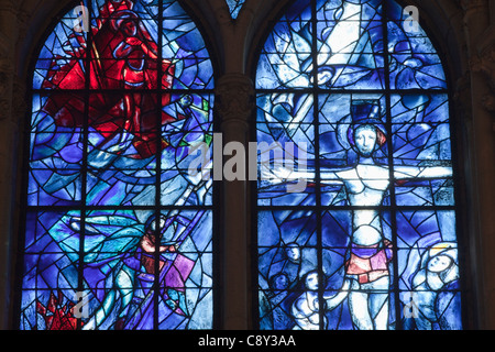 Francia, Champagne, Reims, Cattedrale di Reims, Vetrata raffigurante Abramo e Cristo di Marc Chagall Foto Stock