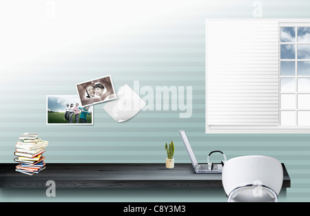 Scrivania con computer portatili, cuffie e un cieco Foto Stock