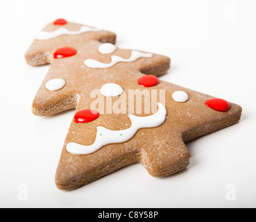 In casa pan di zenzero biscotti di Natale con la forma di un albero isolato su bianco Foto Stock