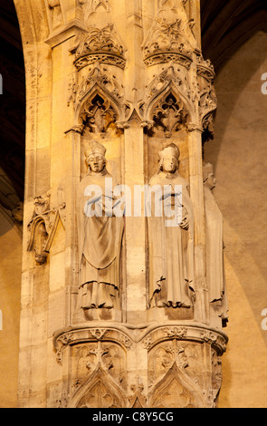 Parigi - dettaglio del portale da Saint Germain-l'Auxerrois chiesa gotica nella notte Foto Stock