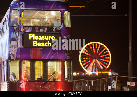 Un bus sul lungomare durante l annuale, Luminarie di Blackpool, Blackpool, Lancashire, Regno Unito. Foto Stock