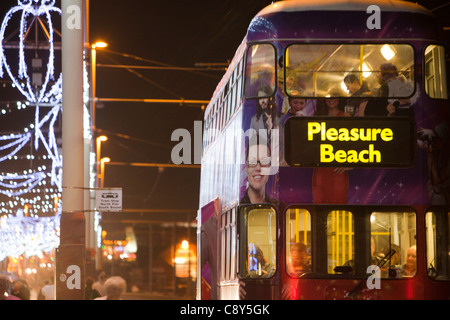 Un bus sul lungomare durante l annuale, Luminarie di Blackpool, Blackpool, Lancashire, Regno Unito. Foto Stock