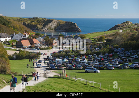 Lungo la costa sud occidentale percorso sopra Lulworth Cove sul patrimonio mondiale costa in Dorset England Regno Unito Foto Stock