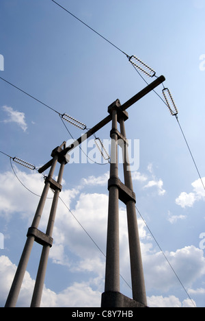 Elettricità pylyn contro blu cielo molto nuvoloso Foto Stock