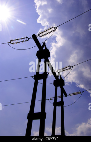 Elettricità pylyn contro blu cielo molto nuvoloso Foto Stock