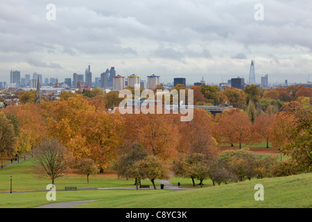 Londra, Regno Unito. Lo skyline di Londra con Regents Park in primo piano in autunno pieno di colori su venerdì 4 novembre. Foto Stock