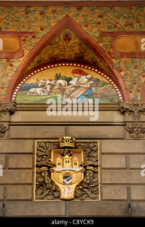 Praga, Repubblica Ceca. Dettaglio della facciata di UniCredit Banca (1894-96; Polivka / Saloun) in Na Prikope No.20. Foto Stock