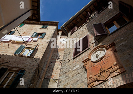 Montone, Perugia, Umbria, Italia. Borgo medievale nel centro dell'Italia. Dettaglio di architettura su uno di porta della città Foto Stock