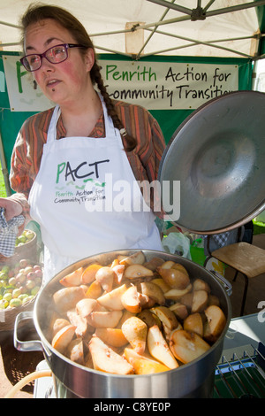 Una donna su un piedistallo di transizione al giorno di Apple a Acorn Bank, Penrith, Cumbria, Regno Unito. Foto Stock