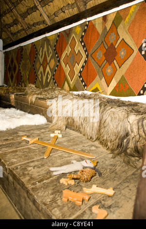 Al vikingecenter in Ribe, troverete tutti i tipi di attività vichinga. In estate le persone si spostano a vivere come i vichinghi Foto Stock