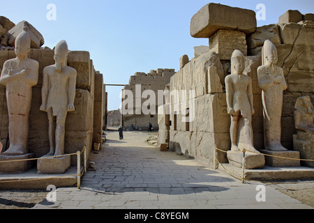 Egitto Tempio di Karnak Statue al settimo pilone Foto Stock