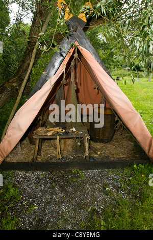 Al vikingecenter in Ribe, troverete tutti i tipi di attività vichinga. In estate le persone si spostano a vivere come i vichinghi Foto Stock