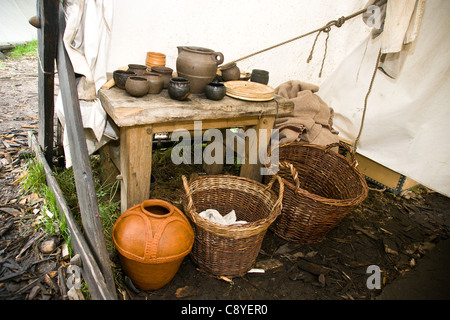 Al vikingecenter in Ribe, troverete tutti i tipi di attività vichinga. In estate le persone si spostano a vivere come i vichinghi Foto Stock