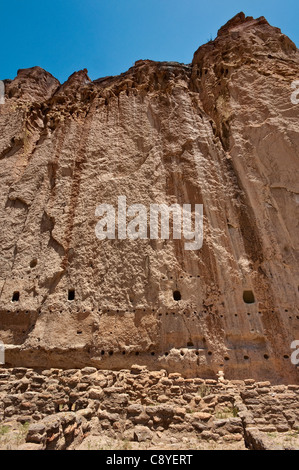 Casa lunga cavates scavate nel tufo vulcanico rocce dagli Anasazi, Frijoles Canyon, Bandelier National Monument, Nuovo Messico, STATI UNITI D'AMERICA Foto Stock