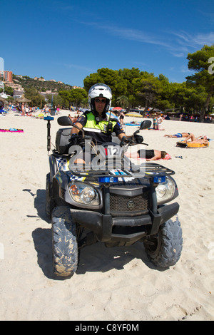 Spagnolo uomo di pattuglia sul veicolo quad sulla spiaggia di Santa Ponca Maiorca Baleari Spagna Foto Stock