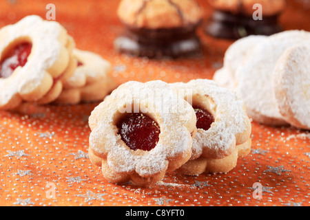 Marmellata e biscotti di cocco sulla tovaglia di Natale Foto Stock
