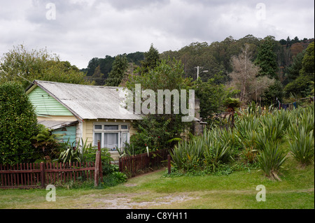 Casa nascosto in Whakarewarewa thermal village, Isola del nord, Nuova Zelanda Foto Stock