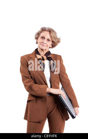 Bella donna senior in possesso di un computer portatile (isolato su bianco) Foto Stock