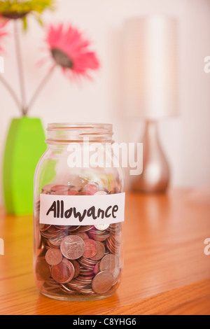 Stati Uniti d'America, Illinois, Metamora, un barattolo di vetro con le monete sul tavolo Foto Stock