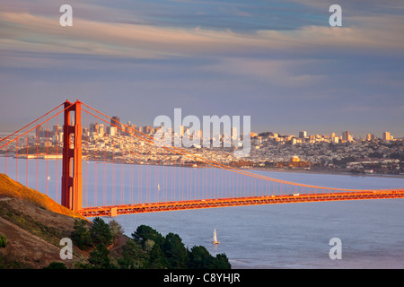 Gli ultimi raggi di sole risplendere sul Golden Gate Bridge di San Francisco, California USA Foto Stock