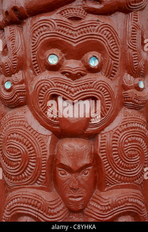 Faccia Maori sculture. Whakarewarewa thermal village, Isola del nord, Nuova Zelanda Foto Stock