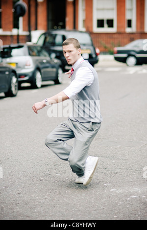 Giovane uomo dalla Russia ballare sulla strada a Chelsea Foto Stock
