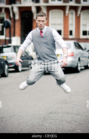 Giovane uomo dalla Russia per ballare e saltare sulla strada a Chelsea Foto Stock