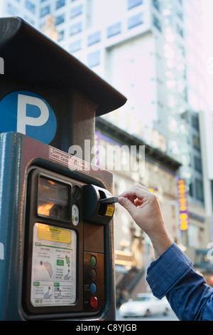 Stati Uniti d'America, nello Stato di New York, New York City, mano d'uomo inserimento carta di credito per pagare per il parcheggio Foto Stock