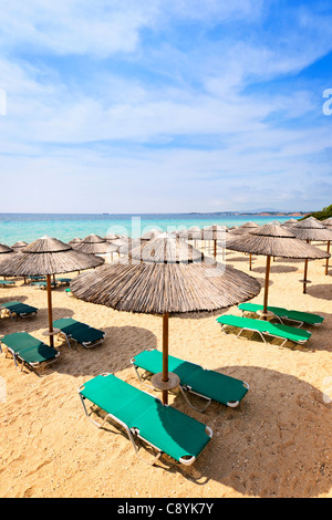 Ombrelloni da spiaggia di sabbia sul resort costa in Grecia Foto Stock