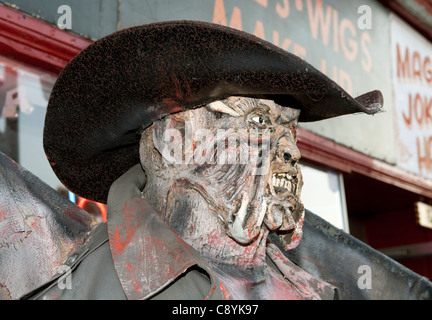 Il demone alato davanti a un negozio. Foto Stock