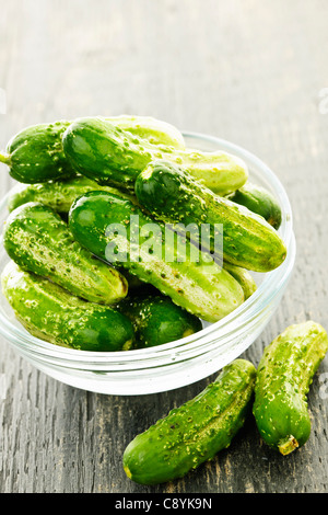 Verde fresco cetrioli di decapaggio in una ciotola di vetro Foto Stock