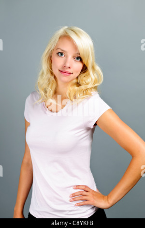 Ritratto di giovane biondo caucasian donna con espressione neutrale Foto Stock