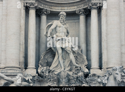 Nicchia centrale della famosa fontana di Trevi con la statua di Nettuno - Roma, Italia Foto Stock