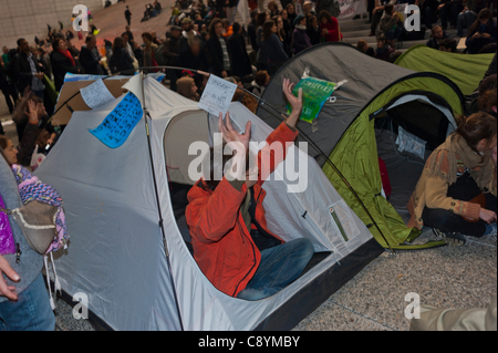 Parigi, Francia, 'Occupy la Dé-fense' dimostrazione, contro l'avidità aziendale e la corruzione del governo, giovani in tende, sventolando alla folla giovani che protestano Foto Stock