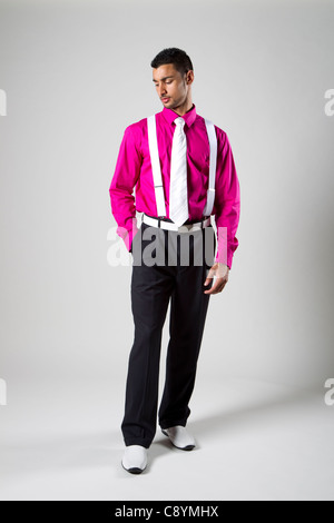 Giovani est indiano di modellazione maschio in un abito rosa shirt Foto Stock