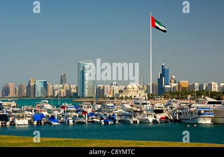 Vista su tutta la marina verso il pennone gigante e il sykline di Abu Dhabi alla Corniche, Abu Dhabi, Emirati Arabi Uniti Foto Stock