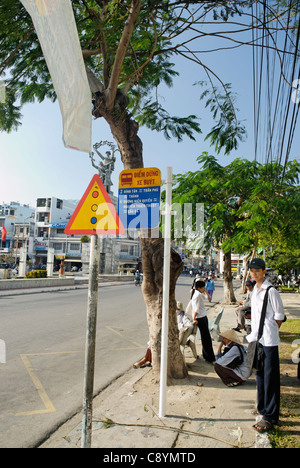 Asia Vietnam Nha Trang. Alla fermata dell autobus.... Foto Stock